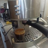 Кафемашина Делонги с ръкохватка с крема диск, работи отлично и прави хубаво кафе с каймак , снимка 3 - Кафемашини - 42444608