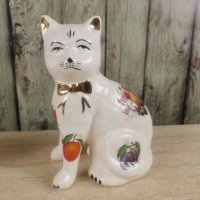 Порцеланова фигура котка с плодове, снимка 1 - Статуетки - 41263376