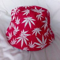 Комплект шапка идиотка и дълги чорапи марихуана, снимка 2 - Шапки - 34373951