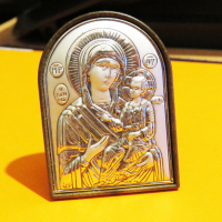 старинна посребрена икона Дева Мария, Богородица с младенеца  6 х 4 см., снимка 1 - Икони - 36358145