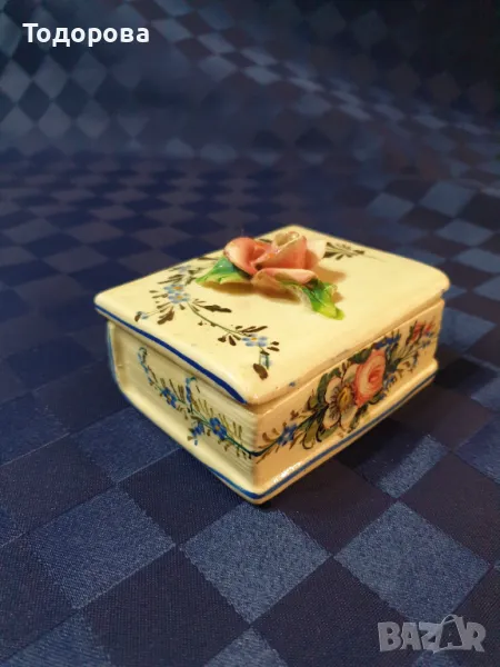 Порцеланова италианска кутийка за бижута с форма на книга., снимка 1