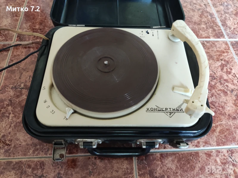 Стар руски грамофон " Концертньй " с бакелитен куфар, снимка 1