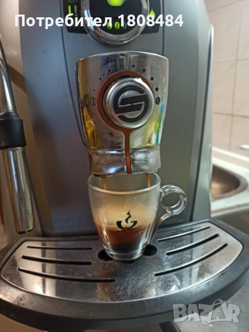 Кафе автомат Саеко работи с кафе на зърна и със смляно кафе, машината е много запазена 