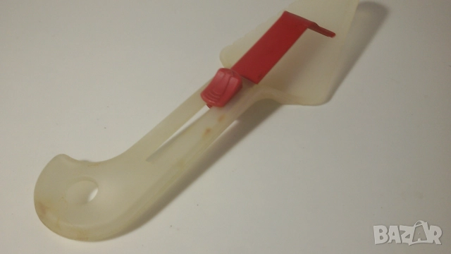 Ретро пластмасова шпатула за торти и подобни неща, с механизъм за избутване, снимка 6 - Антикварни и старинни предмети - 51708936