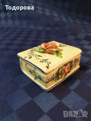 Порцеланова италианска кутийка за бижута с форма на книга.