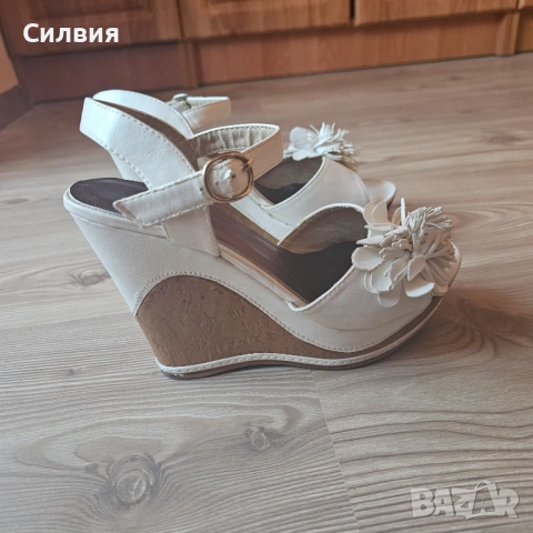 Страхотни кожени бели сандали с бронзови стелки на платформа с цветчета, 38 номер, снимка 5 - Сандали - 53748737