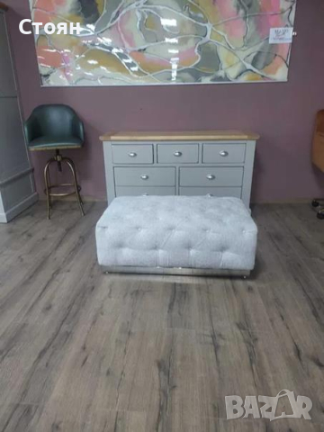 Светло сива табуретка от плат тип Честърфийлд