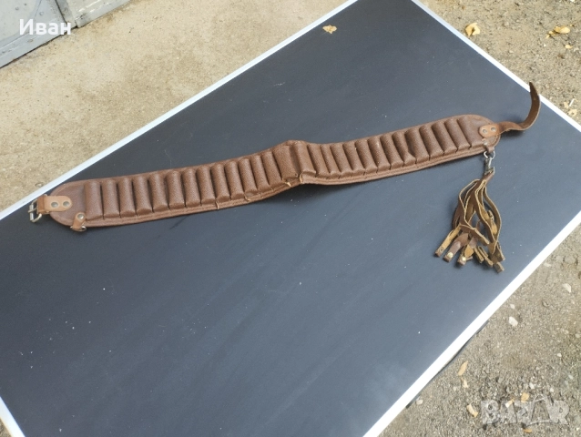 Стар кожен Патрондаш с висулки за дивеч