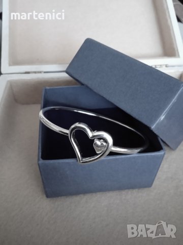 Нова, масивна твърда сребърна гривна. И кутия.