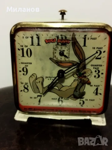 Стар механичен будилник, настолен часовник