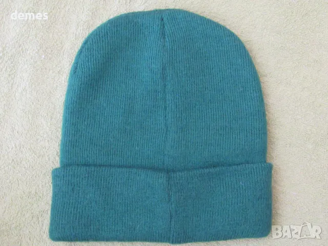 Плетена зелена шапка с емблема, нова, снимка 3 - Шапки - 48459472