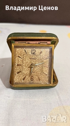 Стар часовник в кутия