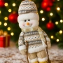 Коледна играчка Снежен човек с плетен костюм и златни ботушки, снимка 2