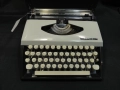 СТАРА РЕТРО ПОРТАТИВНА ПИШЕЩА МАШИНА TRIUMPH TIPPA S, снимка 1