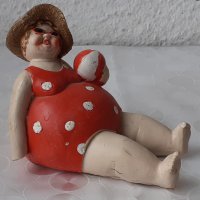 Дебелана на плаж, дебела жена с червен бански, снимка 3 - Статуетки - 38974263