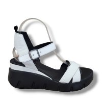 Дамски сандали на платформа от естествена кожа модел: 21029 white , снимка 1 - Сандали - 41520444