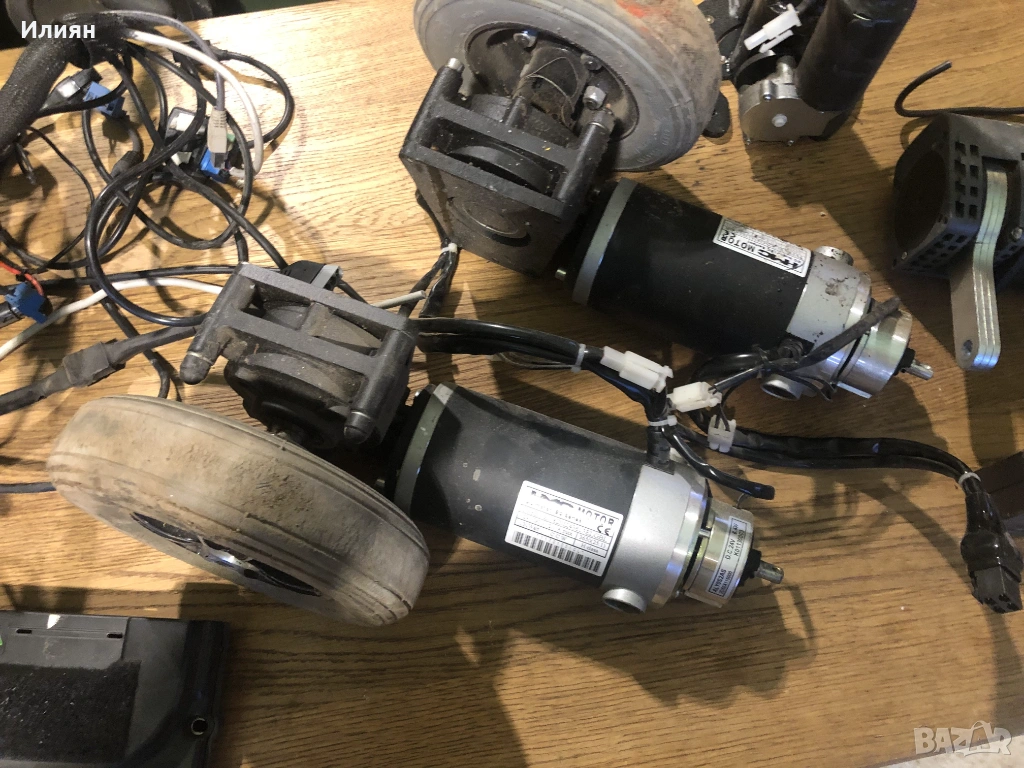 Постоянно токови DC 24v мотори с редуктори 25:1, спирачка и колелца, снимка 1