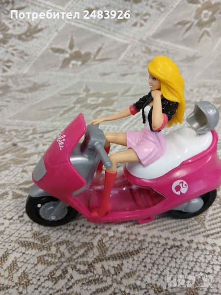 Барби на движещ се инерционен скутер Mattel, снимка 1