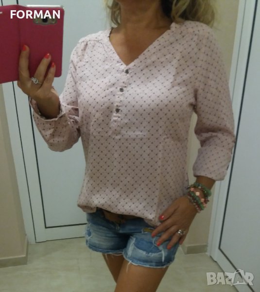 СУПЕРТЪНИЧКА риза с остро деколте в цвят пепел от рози със ситни черни фигурки, снимка 1