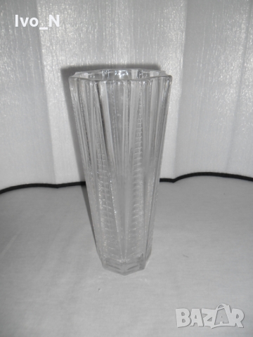 Стъклена ваза.