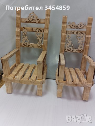 Дървени столчета с декорация букетчета от скандинавски мъх 