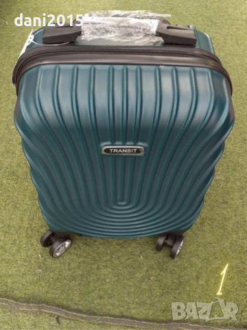 Стилен куфар с колелца за ръчен багаж с твърдо покритие