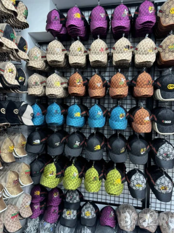 шапки с козирка calvin klein gucci hermes , снимка 5 - Шапки - 50776433