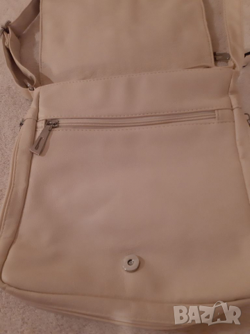 Красива дамска чанта, снимка 6 - Чанти - 36357783