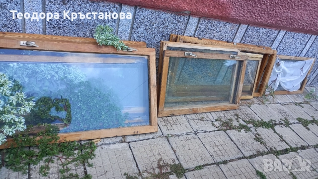 Продавам стара дървена дограма със и без стъкла. Изключително здрава и запазена. Цената е за всичко., снимка 1
