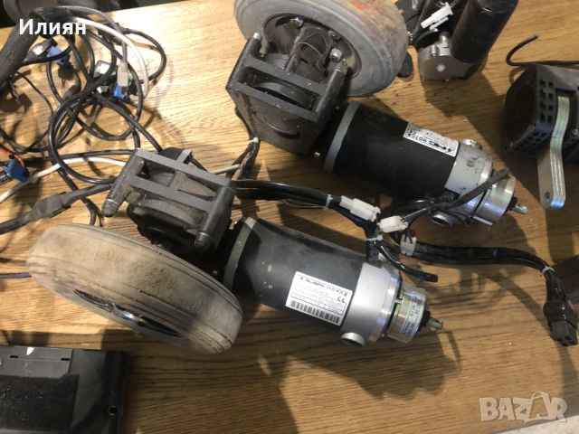 Постоянно токови DC 24v мотори с редуктори 25:1, спирачка и колелца