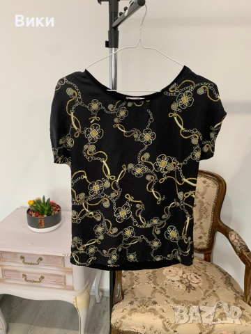 Дамска тениска по етикет е размер XS но би станала и за S