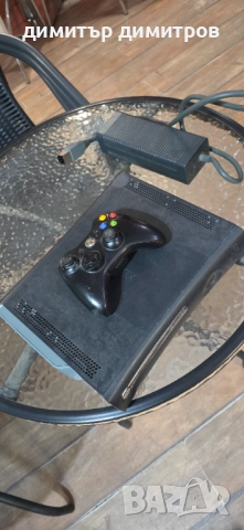 Xbox със захранване и едно дистанционно