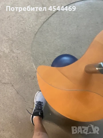 Маса за хол с метална основа у въртящо  се  стъкло