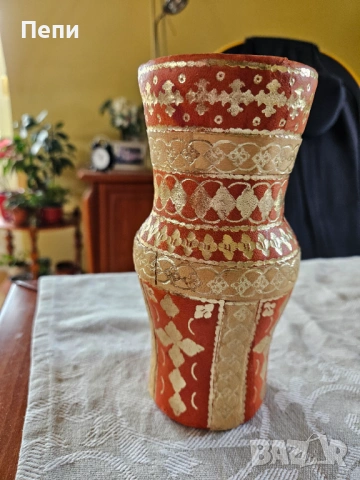 Керамична ваза, облечена в кожа