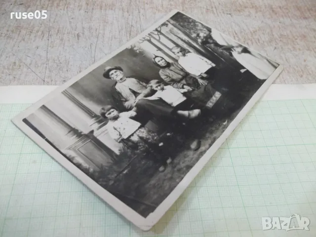 Снимка стара на дядо и баба с три внучета, снимка 3 - Колекции - 47906536