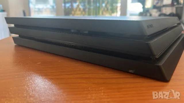 Плейстейшън Ps 4 pro 1 TB с два джойстика , снимка 3 - PlayStation конзоли - 47877311