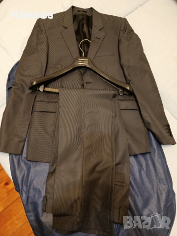 Продавам нов абитуриентски костюм сив цвят графит 48 номер