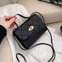 Малка дамска чанта в черно , снимка 1 - Чанти - 42461719