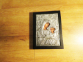 красива икона на богородица, Дева Мария с младенеца във византийски стил с метален обков, снимка 1 - Икони - 36117817