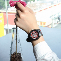 Дамски дървен часовник в бохо стил с циферблат в червено и черно, снимка 3 - Дамски - 36250737