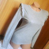 Светло сива блуза с къдрички на рамената С, снимка 2 - Блузи с дълъг ръкав и пуловери - 34273623