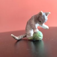 Колекционерска фигурка Schleich cats with wool ball  2003 14456, снимка 13 - Колекции - 41574970