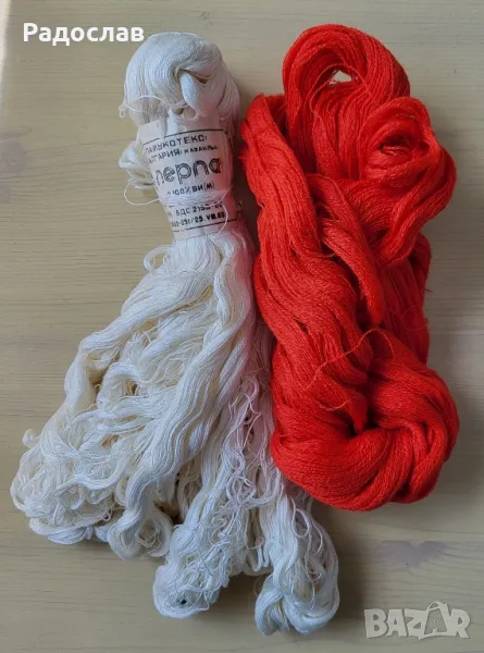 Продавам прежда бяла  и червена 200 г за плетки или мартеници , снимка 1