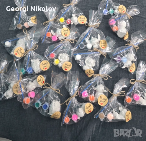 Фигурки от гипсокерами със боички и четка