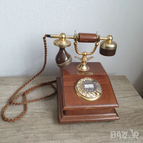Стар дървен телефон марка "Лион"