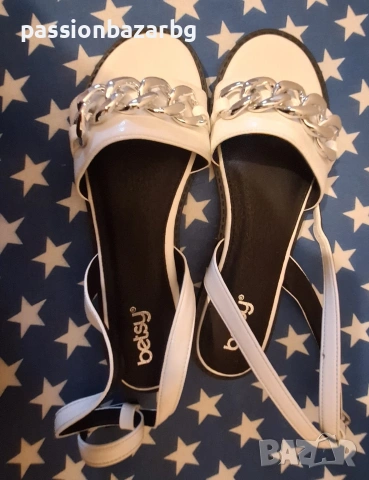 Бели сандали