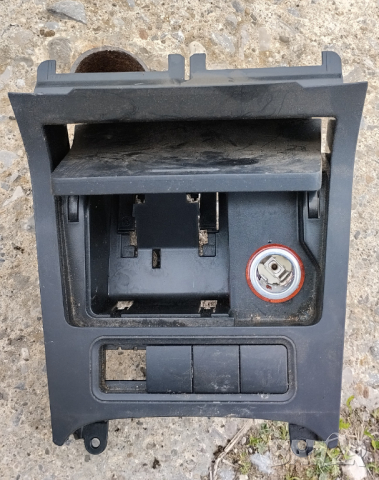 VW Golf- конзола 1K0857961, бутон ESP- 1K0927117A, пепелник 1K0857335, снимка 12 - Аксесоари и консумативи - 44529893