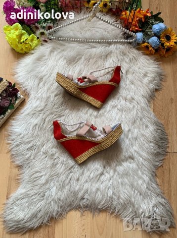 Червени сандали на платформа