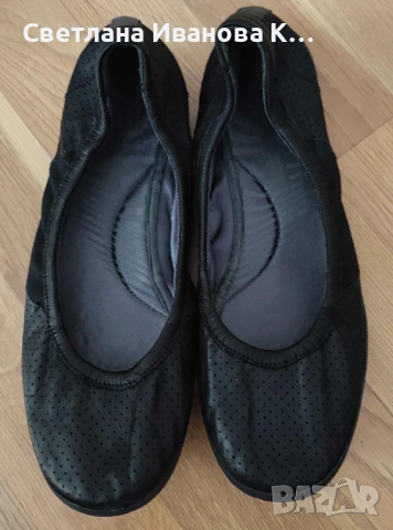 Затворени обувки черни Clarks