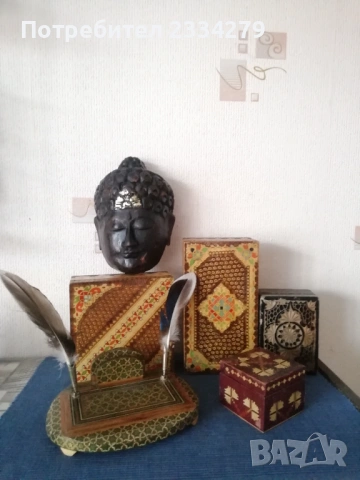 Стари дървени кутии и солница и маска